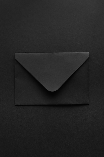 Envelope preto sobre um fundo preto.