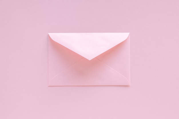 Envelope rosa com cartão em rosa pastel