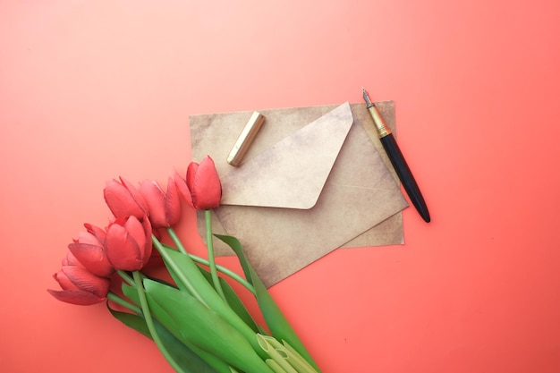 Envelope tulipa vermelha papel vazio e caneta-tinteiro