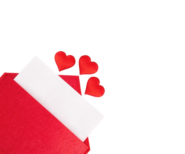 Envelope vermelho aberto com uma folha de papel com um coração em um fundo isolado. Conceito de férias do dia dos namorados e notas de amor,