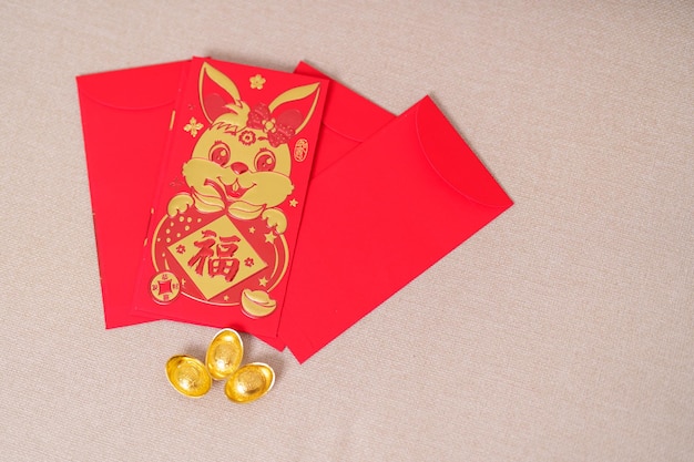 Envelope vermelho chinês com ouro presente em dinheiro para feliz feriado do Ano Novo Lunar Frase chinesa significa felicidade saudável Sorte e riqueza