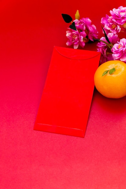 Foto envelope vermelho colocado em fundo vermelho envelope vermelho é presente laranja ano novo chinês