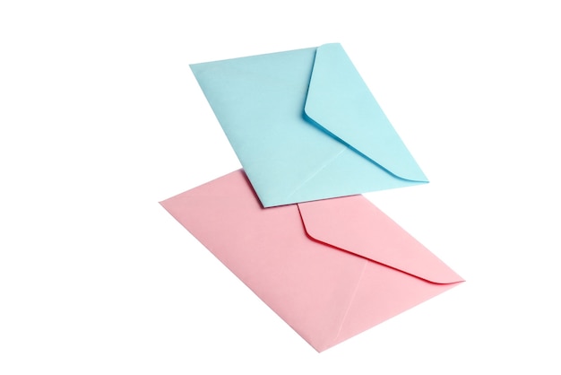 Envelopes azuis e rosa isolados no fundo branco.