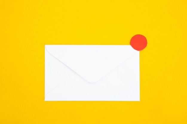 Envelopes de papel colorido em fundo amarelo