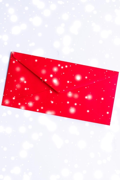 Foto envelopes de papel em branco de férias de inverno em mármore com carta de amor de fundo plano de neve brilhante ou design de cartão de correio de natal