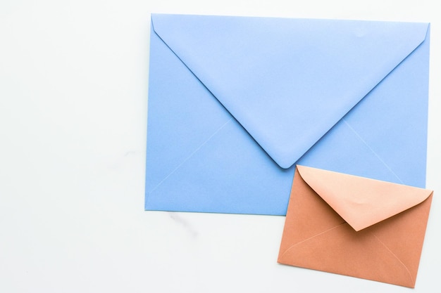 Envelopes de papel em branco na carta de correio de férias de fundo plano de mármore ou design de mensagem de cartão postal