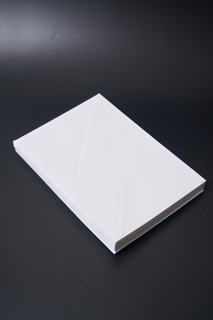 Envelopes de papel blanco sobre un fondo negro