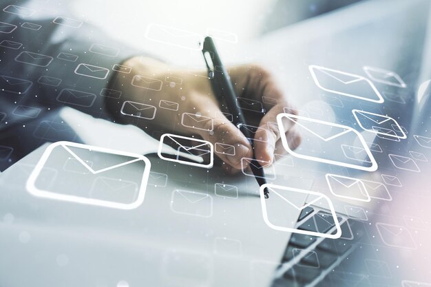 Envelopes postais abstratos criativos holograma com escrita manual em diário em fundo com e-mail de laptop e conceito de notificação Multiexposure
