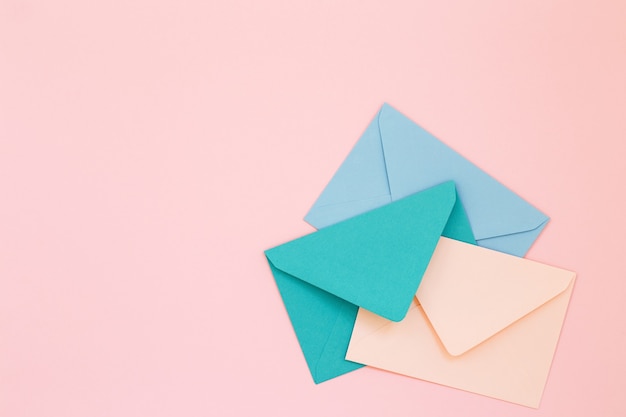 Foto envelopes postais coloridos em fundo rosa