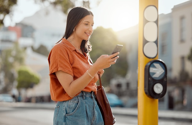 Enviar mensajes de texto en un teléfono navegando en las redes sociales y esperando el transporte público y viajando en la ciudad Joven turista disfrutando de viajar y buscando en línea lugares para ver y visitar en vacaciones