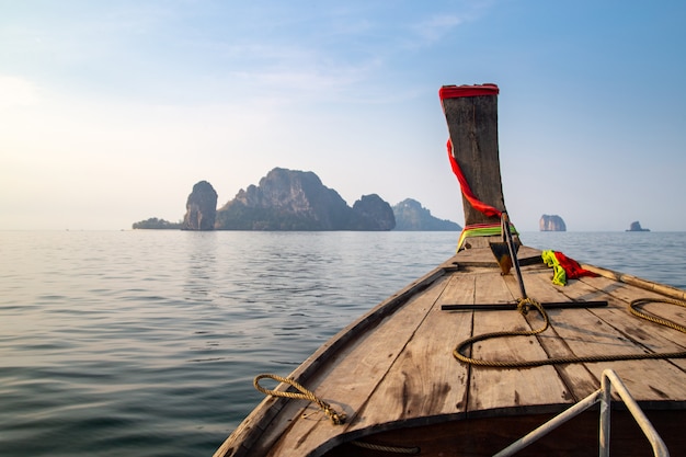 Envie o barco longo da cauda de opinião dianteira do nariz na ilha dos krabi, Tailândia.