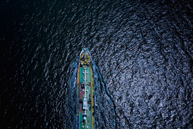 Envío carga petrolero servicio importación exportación transporte internacional negocio mar abierto en la noche