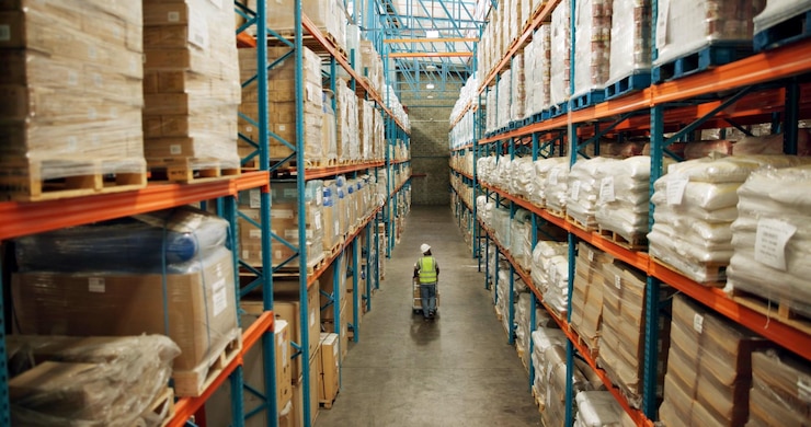 Foto envio de armazém e pessoa que caminha em uma empresa de distribuição de carga e cadeia de abastecimento trabalhador contratado e de volta com fábrica de estoque e negócio de exportação com empregado trabalhando com armazenamento