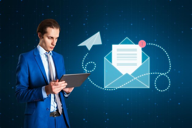 Envío y recepción de correo electrónico concepto de mensaje directo y en línea con el hombre de negocios usando tableta digital revisando su buzón en fondo oscuro con icono de sobre y alerta de notificación
