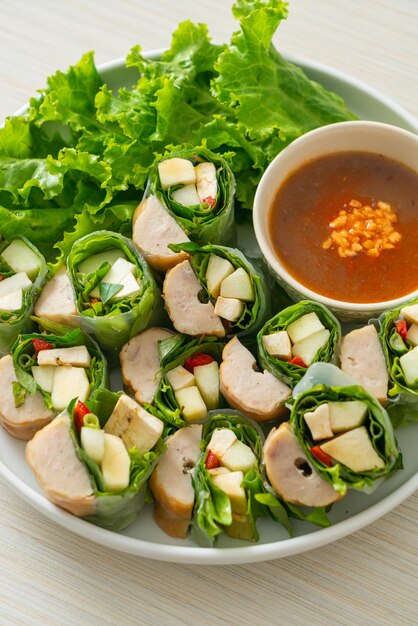 Envoltório de almôndega vietnamita ou rolo de salada vietnamita ou Namnueng ou Nem Nuong - estilo de comida asiática