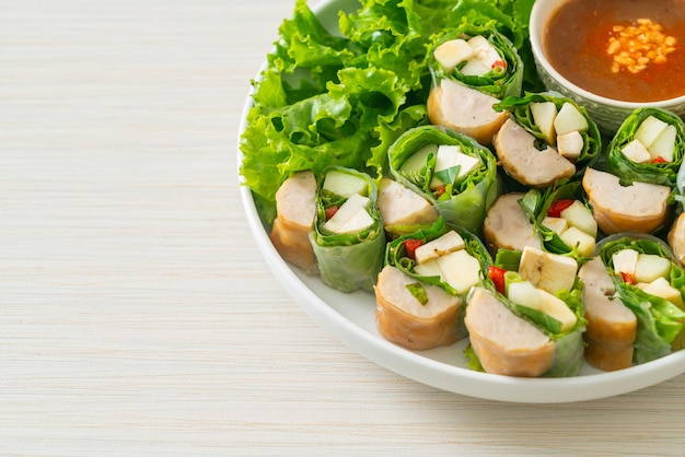 Envoltório de almôndega vietnamita ou rolo de salada vietnamita ou Namnueng ou Nem Nuong - estilo de comida asiática