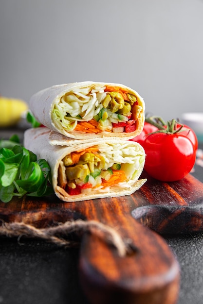 envoltório de kebab vegetal vegetariano refeição fresca comida lanche na mesa cópia espaço fundo de comida