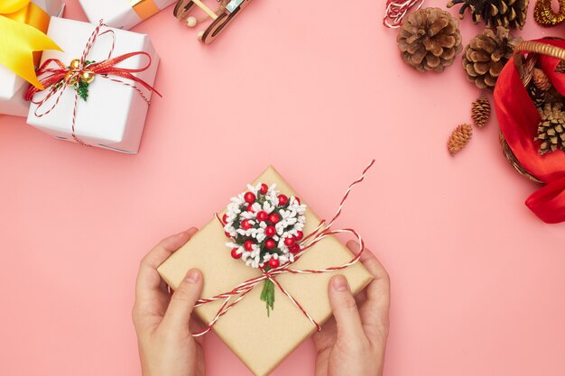 Envoltorio de regalo de Navidad aislado en rosa