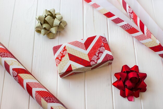 Envoltorio de regalo de Navidad en mesa blanca