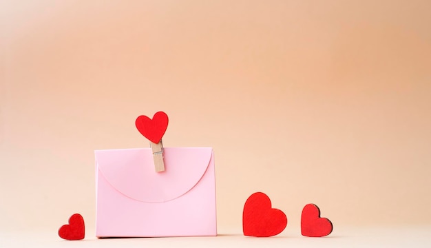 Envoltorio de regalo rosa lindo decorado con corazones El concepto de boda de cumpleaños del día de San Valentín