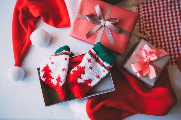 Envoltorio de regalo sobre la mesa con adornos.