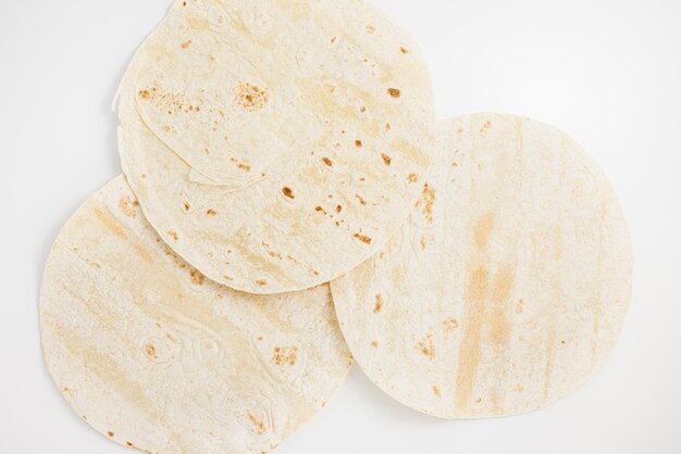 Envoltórios de tortilha de trigo simples mexicano no fundo branco