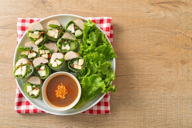 Envoltura de albóndigas vietnamita o rollo de ensalada vietnamita o Namnueng o Nem Nuong - Estilo de comida asiática