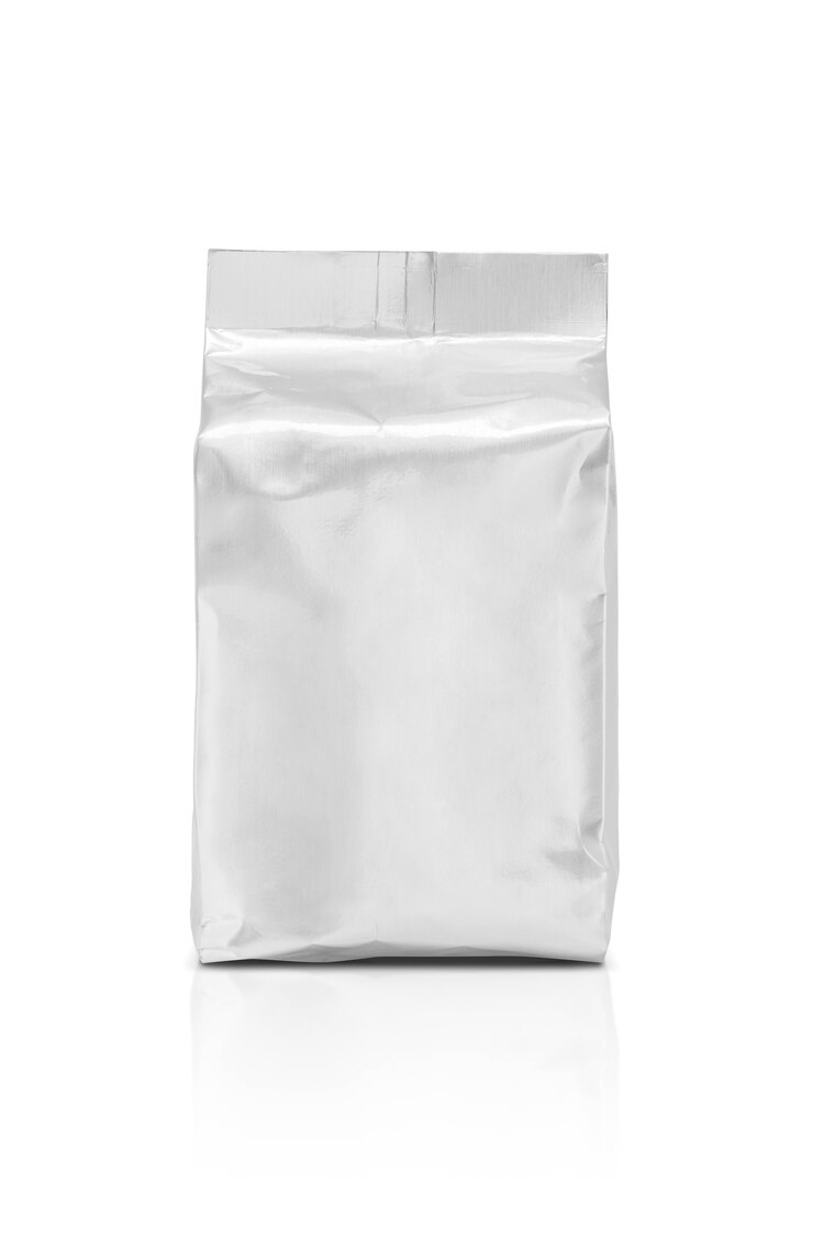 Envoltura en blanco bolsa de aluminio aislado