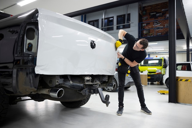 Foto envoltura de coche de hombre profesional de tiro completo