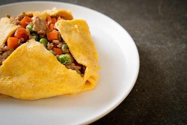 envoltura de huevo o huevo relleno con carne de cerdo picada, zanahoria, tomate y guisante