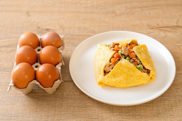 envoltura de huevo o huevo relleno con carne de cerdo picada, zanahoria, tomate y guisantes