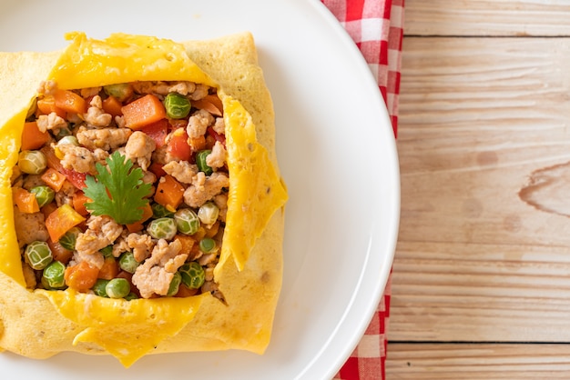 envoltura de huevo o huevo relleno con carne de cerdo picada, zanahoria, tomate y guisantes