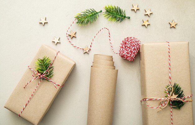 Envoltura de regalos con papel de embalaje marrón natural llamado sack kraft paper o papel de saco.