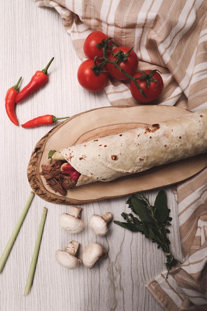 Envoltura de sándwich de kebap turco de carne durum deliciosa