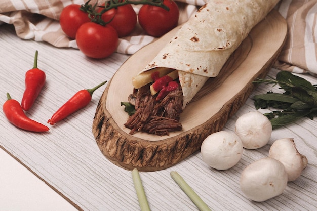 Envoltura de sándwich de kebap turco de carne durum deliciosa
