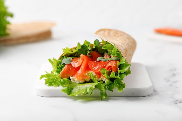 Envoltura de sándwich con salmón y hojas de lechuga Envolturas de tortilla con salmón y microvegetales