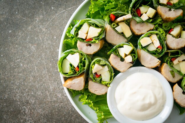 envoltura de verduras o rollos de ensalada con salsa cremosa de ensalada - Estilo de comida saludable