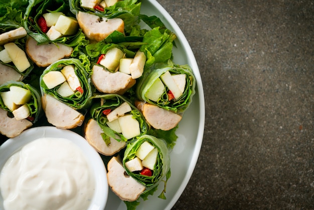 envoltura de verduras o rollos de ensalada con salsa cremosa de ensalada - Estilo de comida saludable