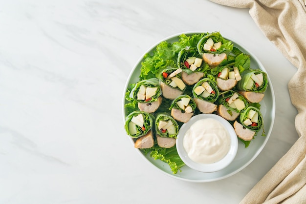 envoltura de verduras o rollos de ensalada con salsa cremosa de ensalada - Estilo de comida saludable