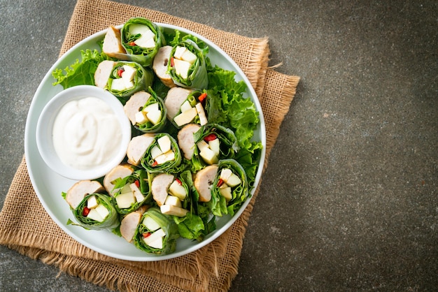 Envoltura de verduras o rollos de ensalada con salsa de ensalada cremosa Estilo de comida saludable