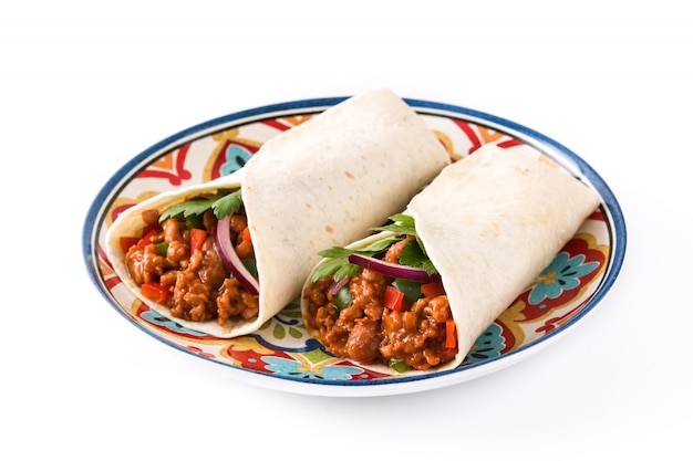 Envolturas típicas de burritos mexicanos con carne de res, frijoles y vegetales aislados