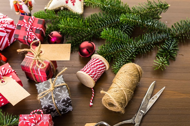 Envolver bombones surtidos en pequeñas cajas para regalos de Navidad.