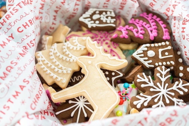 Envolver galletas de Navidad caseras de pan de jengibre y azúcar para regalos.