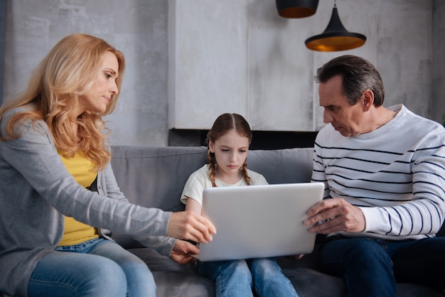 Envolvia pais totalmente confiantes sentados em casa e tirando o laptop de seus filhos enquanto expressavam descontentamento e educavam o filho