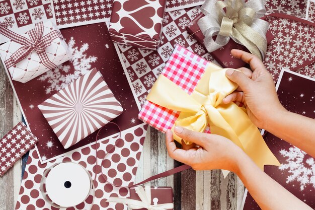 Foto envolviendo cajas de regalo para feliz navidad y feliz año nuevo