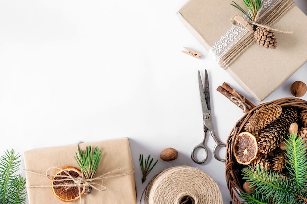 Envolviendo regalos de Navidad con materiales ecológicos.