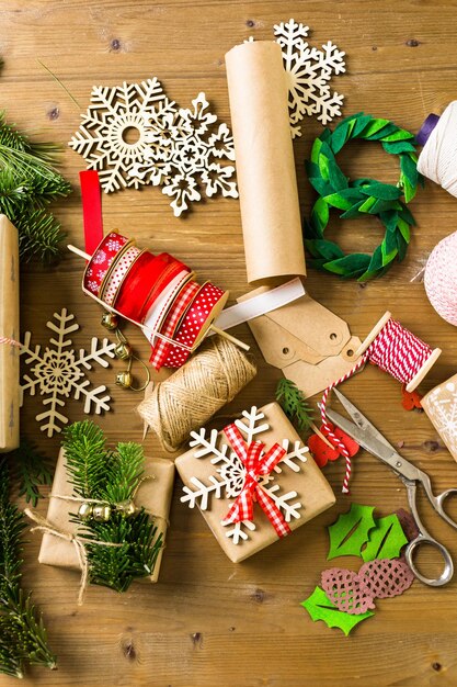 Envolviendo los regalos de Navidad en papel marrón reciclado con estilo vintage en casa.