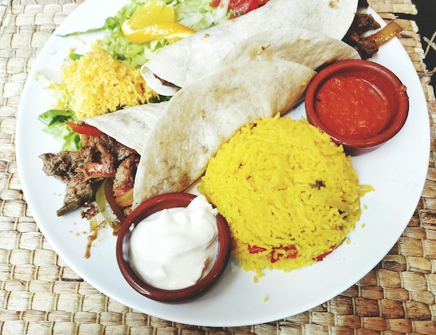 Envueltos de carne con arroz y yogur
