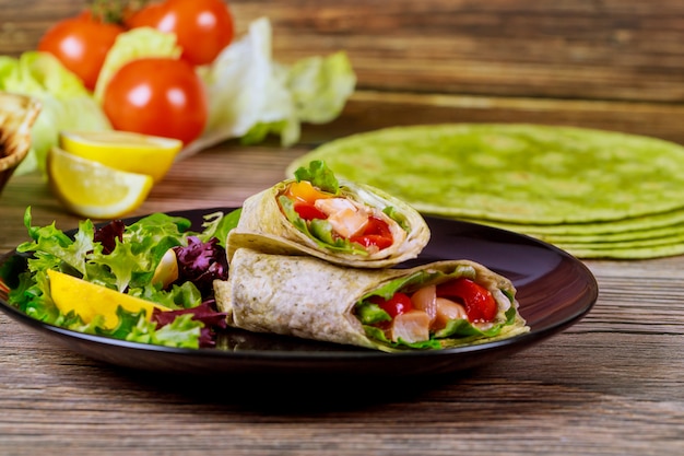 Envuelva con carne y vegetales hechos con tortillas de espinacas.