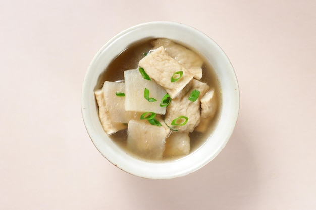 Eomuk Guk ist eine koreanische Fischkuchensuppe.